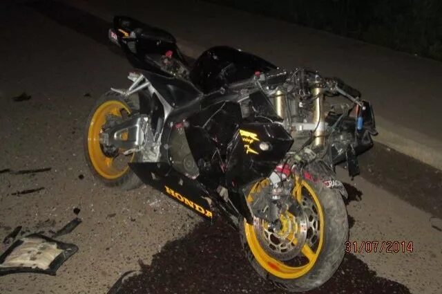 Мотоцикл после аварии. Разбитый черный мотоцикл. Разбитый мотоцикл Хонда желтый. Мотоцикл Хонда после аварии.