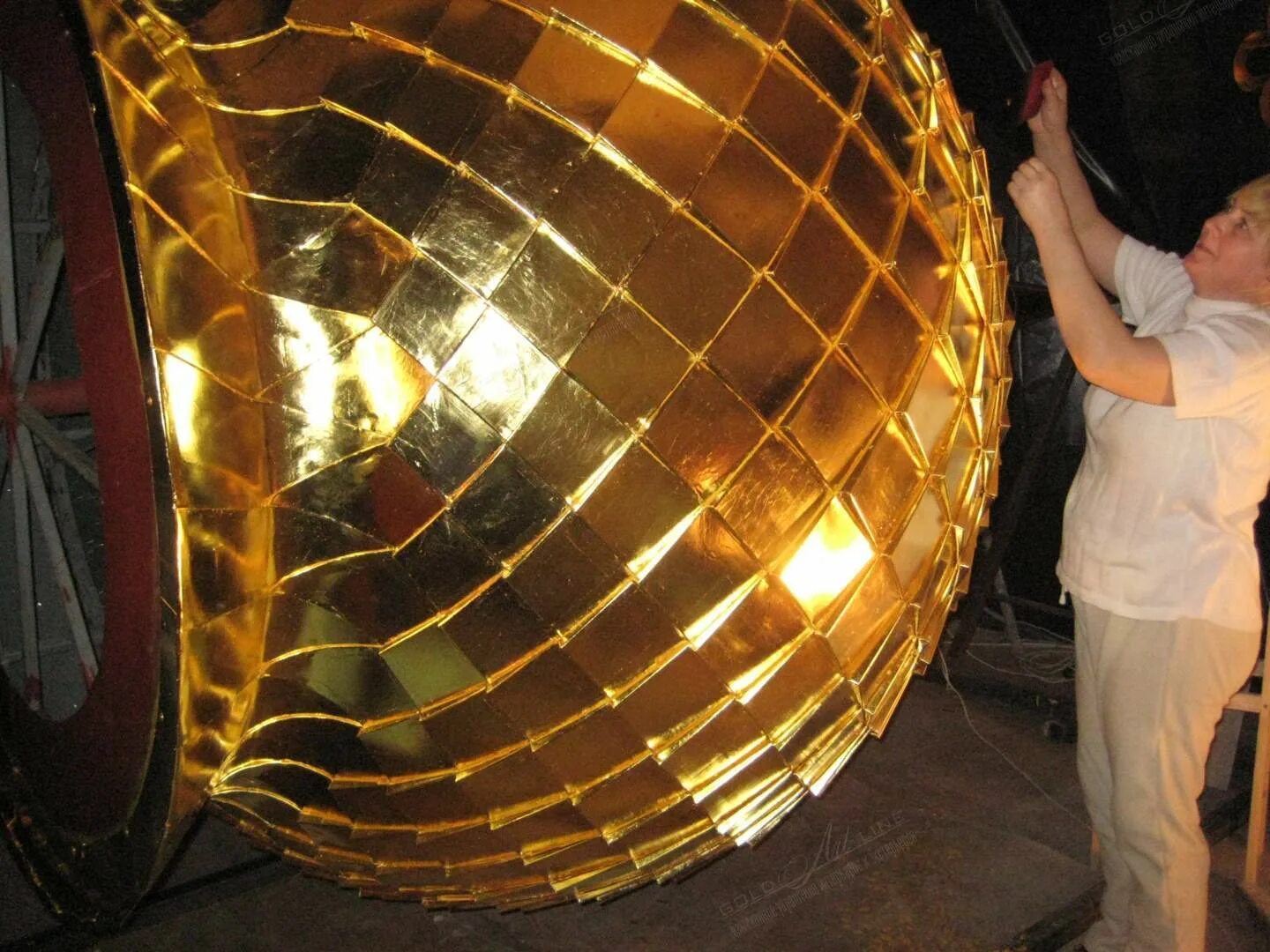 Купола из сусального золота. Позолоченные купола. Купол сретенского монастыря. Позолоченные купола. Баварский церковный купол.