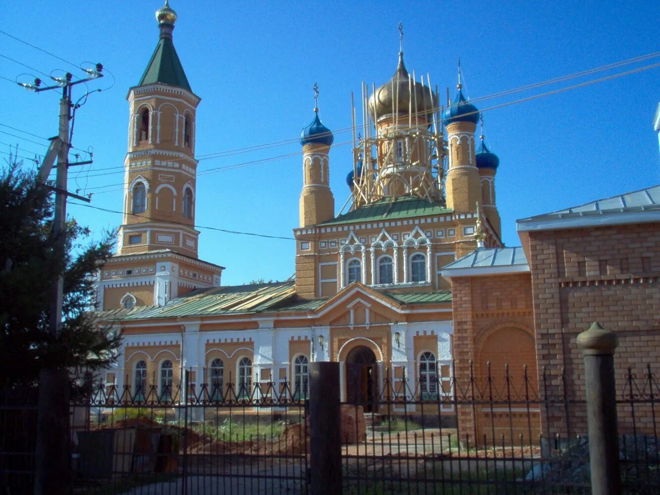 Крупнейшие города оренбургской. Дмитриевская Церковь Оренбург. Храм великомученика Димитрия Солунского Оренбург. Храм Сергия Радонежского Оренбург.