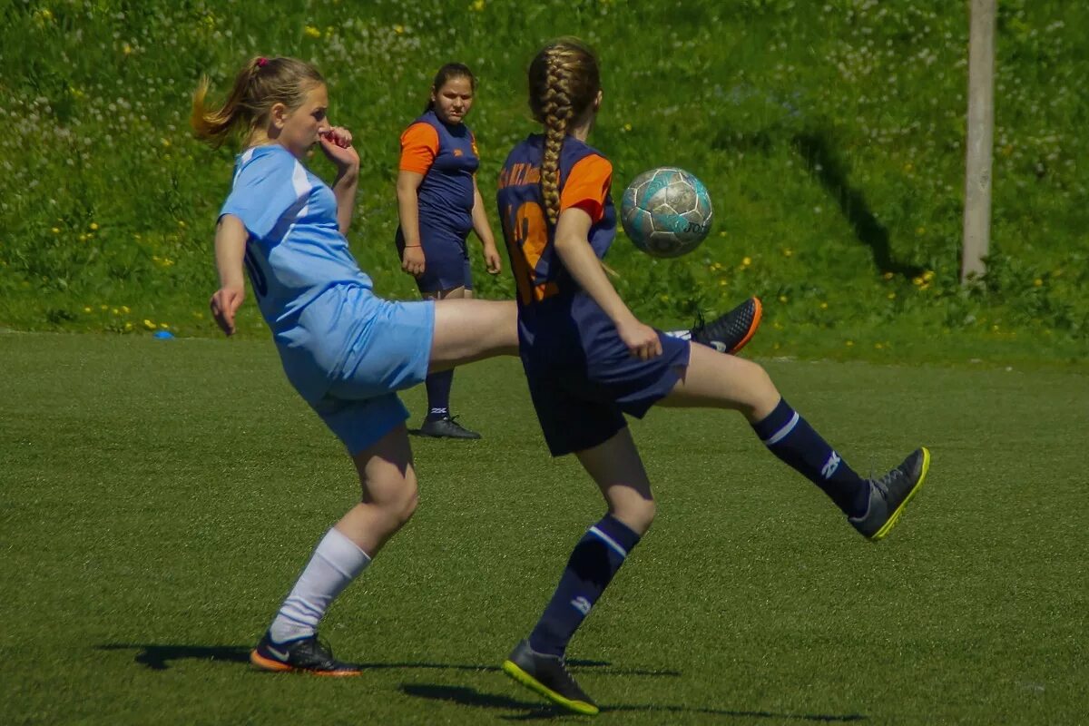 Детский футбол девочки. Девочка футболистка. Игра футбол девушки. Девушки футболистки. Игра футбол девушки.