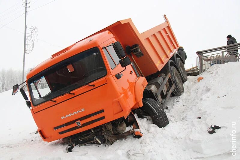 КАМАЗ 6520 груженый снегом. КАМАЗ 6520 застрял. КАМАЗ 65115 самосвал снег. КАМАЗ самосвал кювет зимой.