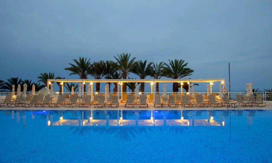 Cynthiana beach кипр. Пафос кипр отели. Queen's bay. Queens bay hotel. И бэй королева.