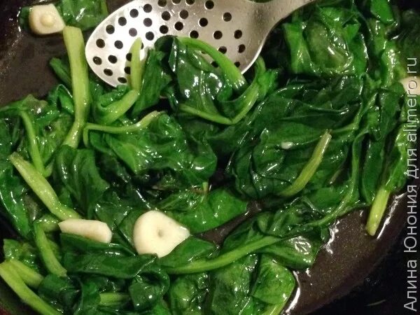 Sauteed spinach. Шпинат и кунжут. Как приготовить шпинат как гарнир. Жареный свежий шпинат. Гарнир из шпината свежего.
