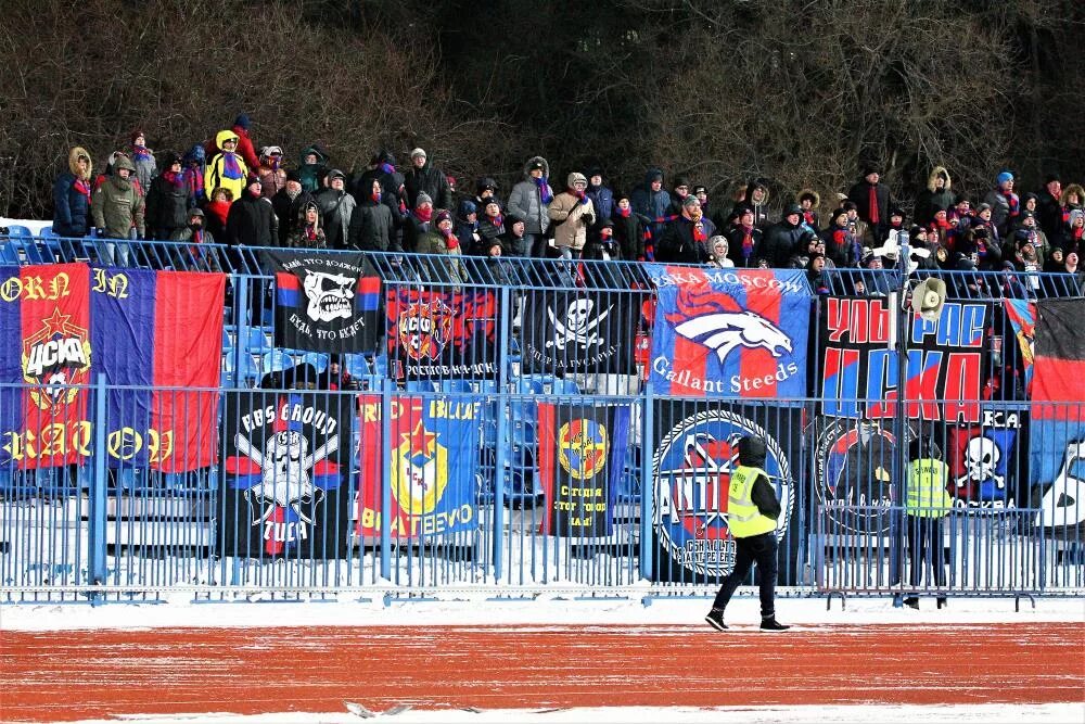 Ска хабаровск гостевая болельщиков. Фанаты СКА Хабаровск. Гостевой сектор ЦСКА. СКА Хабаровск ультрас. Баннеры ЦСКА.