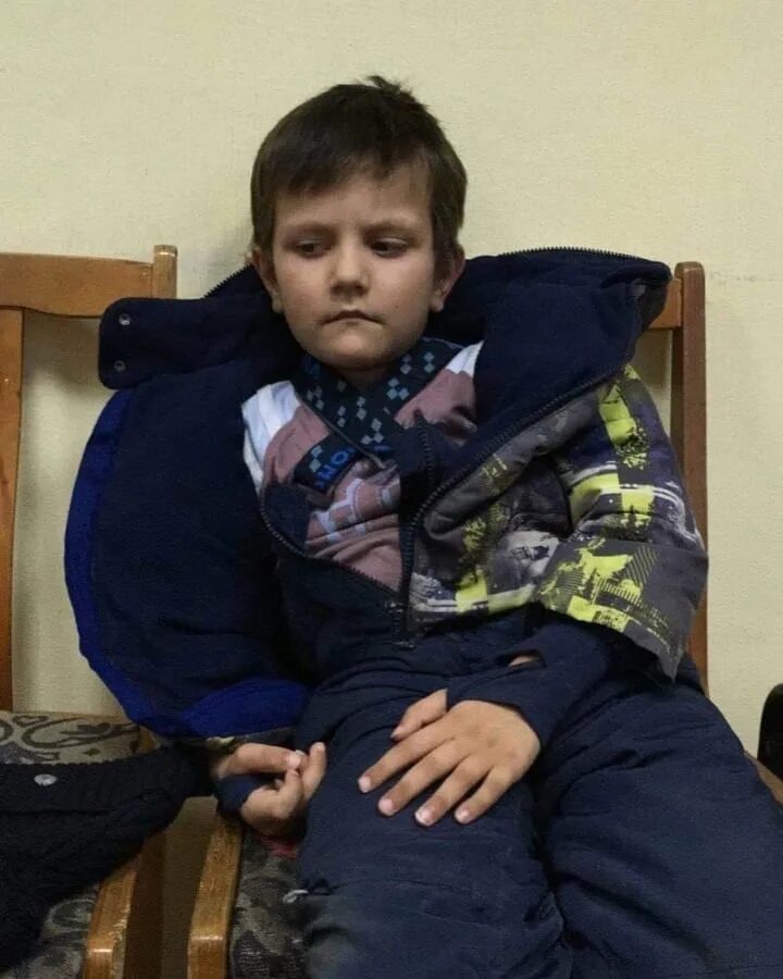 Родители потерявшегося ребенка. Родители потерявшегося ребенка. Памятка родителям если ребенок потерялся. Памятка для родителей если ребенок потерялся. Дети росгвардейцы.