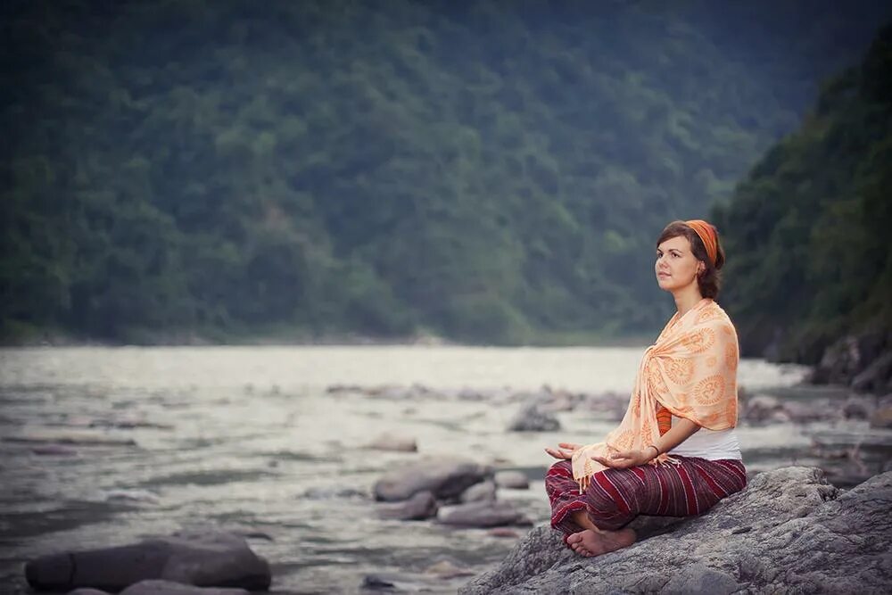 Спокойный умиротворенный. Женщина спокойствие. Спокойствие и умиротворение. Медитация на берегу озера. Фотосессия спокойствие.