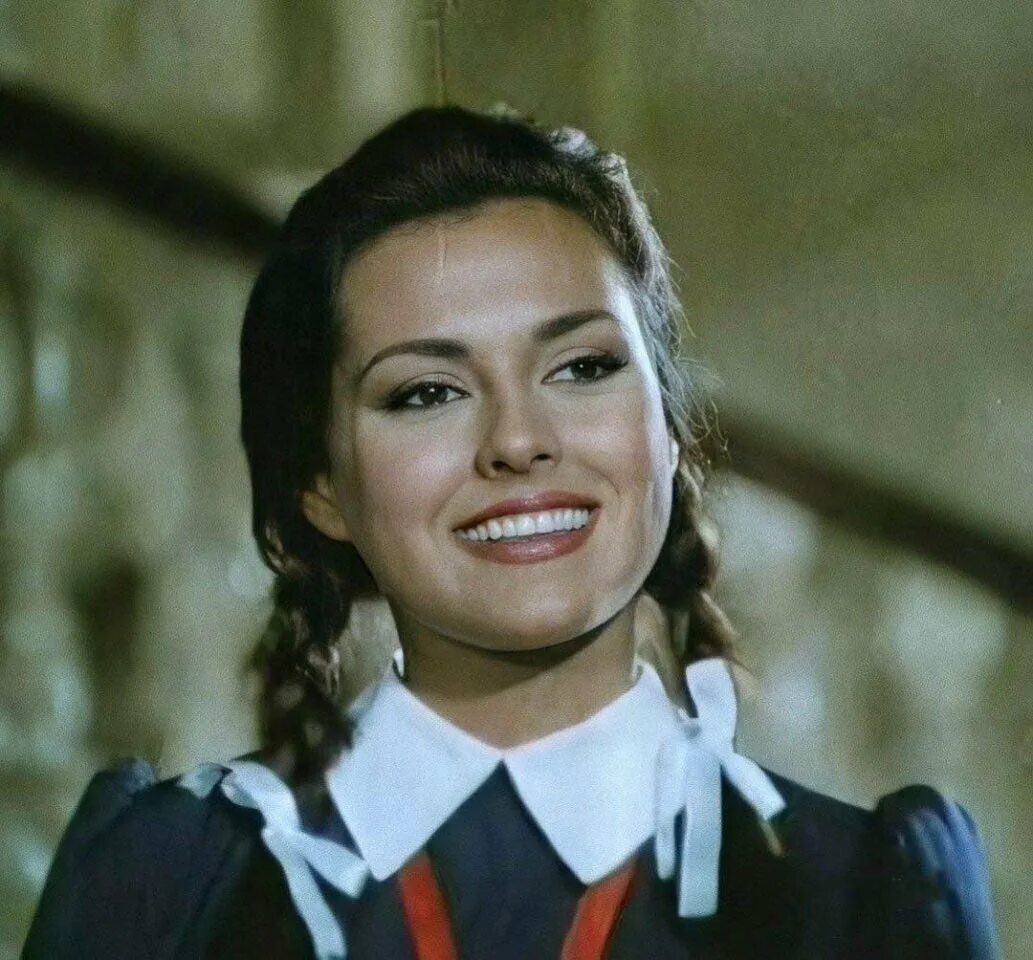 Королёк птичка певчая 1986 актеры. Королёк птичка певчая 1986 финал. Королёк птичка певчая 1986. Королёк птичка певчая турецкий сериал 1986. Мунисэ королек птичка певчая.