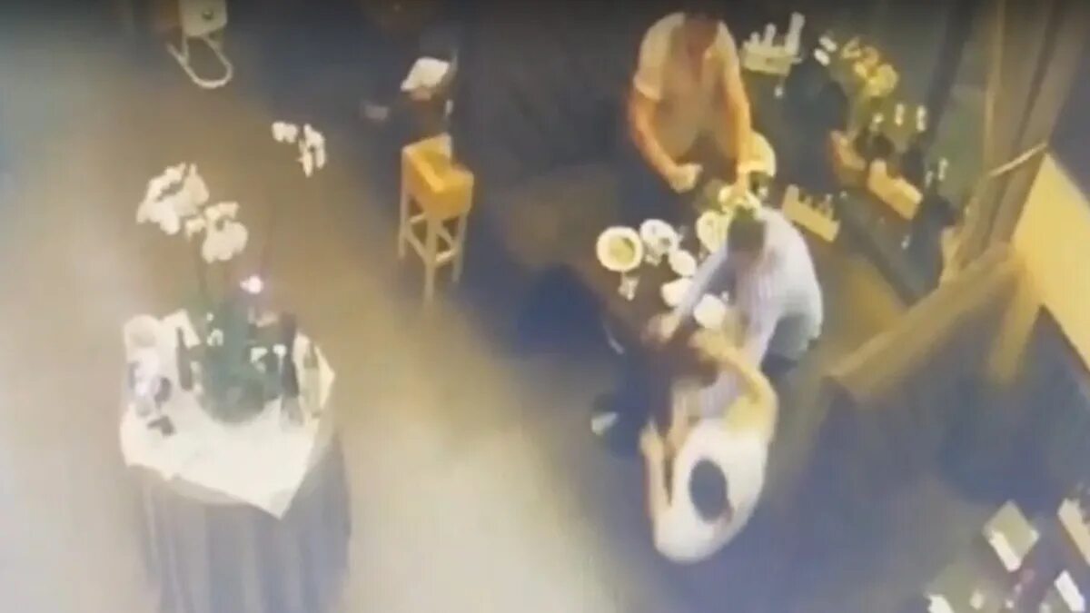Мужчина из самары закатил глаза и умер. Стрельба в ресторане Санкт-Петербург. Стрельба в ресторане в Москве.