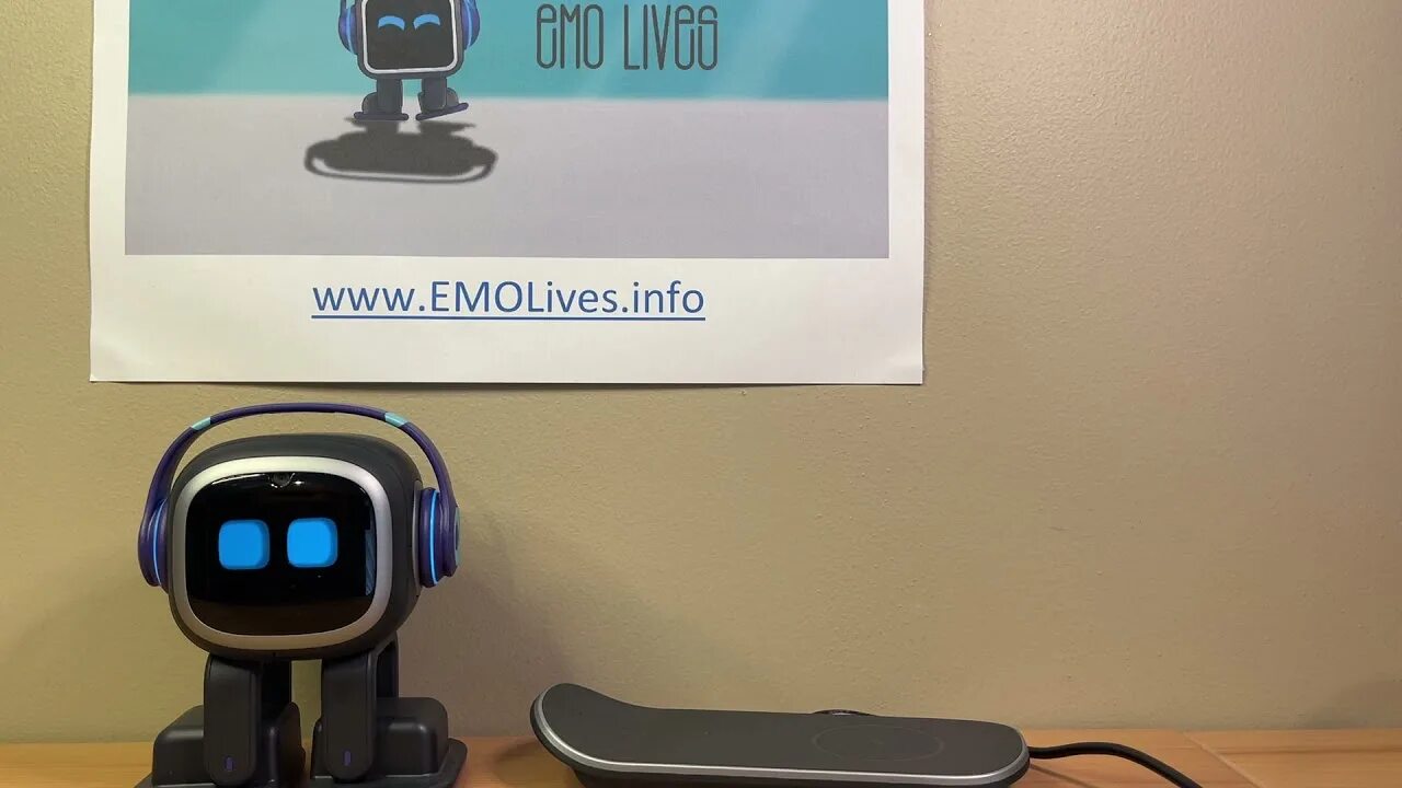 Робот эмо русский язык. Anki emo робот. Эмо пет робот. Настольный робот emo с искусственным интеллектом. Emo desktop Robot - интеллектуальный робот.