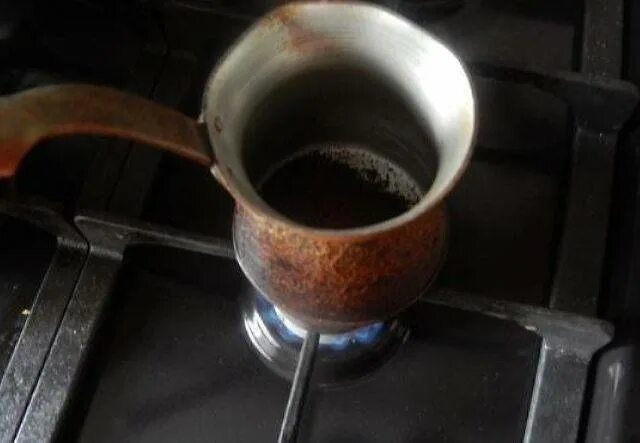 Сварить кофе на газе. Кофе в турке на газовой плите. Турка на плите. Как варить кофе в турке на газовой плите. Как правильно заваривать кофе в турке на газовой плите.