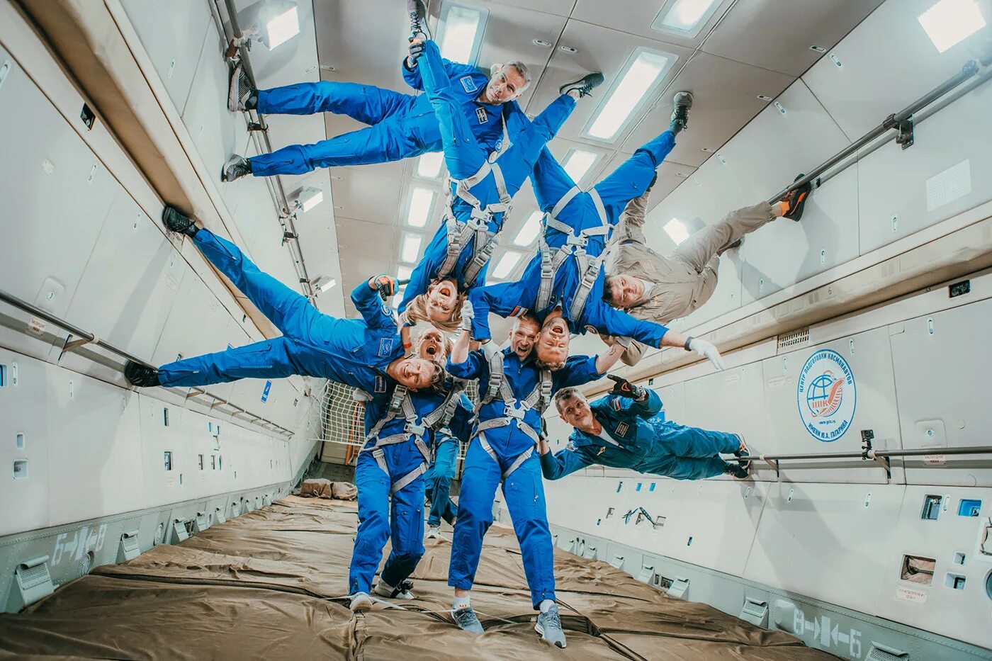 Экипаж вызов. Пересильд юлия космос экипаж. пересильд на мкс. фильм вызов в космосе пересильд. юлия пересильд в космосе.