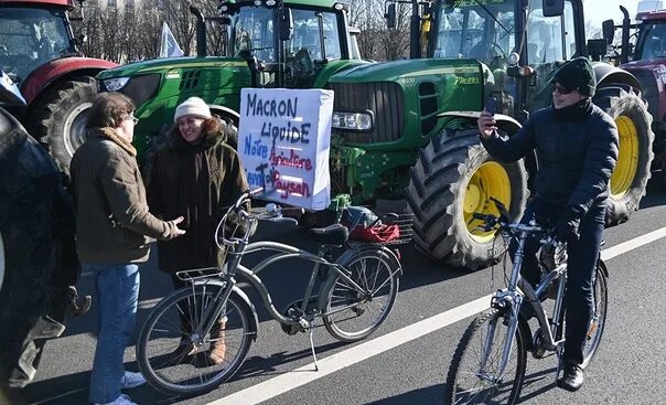 В 6 утра трактор выехал. Акция протеста экология. Фермеры в Париже. Трактора в Париже забастовка 2023. Выехали на тракторах забастовка.