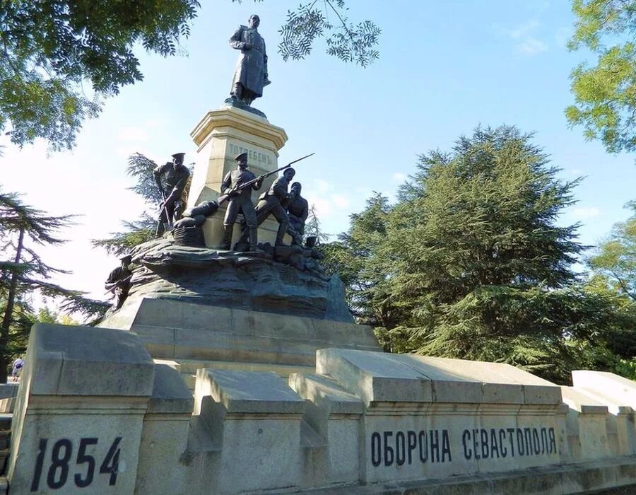 Появление севастополя связано с григорием. Памятник Тотлебену в Севастополе.