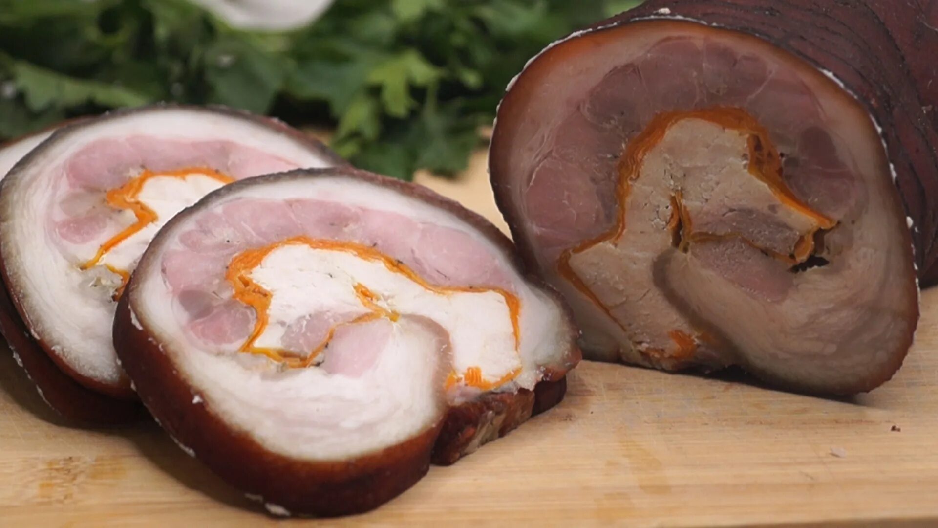 Приготовить домашнюю колбасу из свиной рульки. Мясной рулет из рульки. рулет из рульки свиной. колбаса из рульки свиной. рулет из рульки свиной вареный.