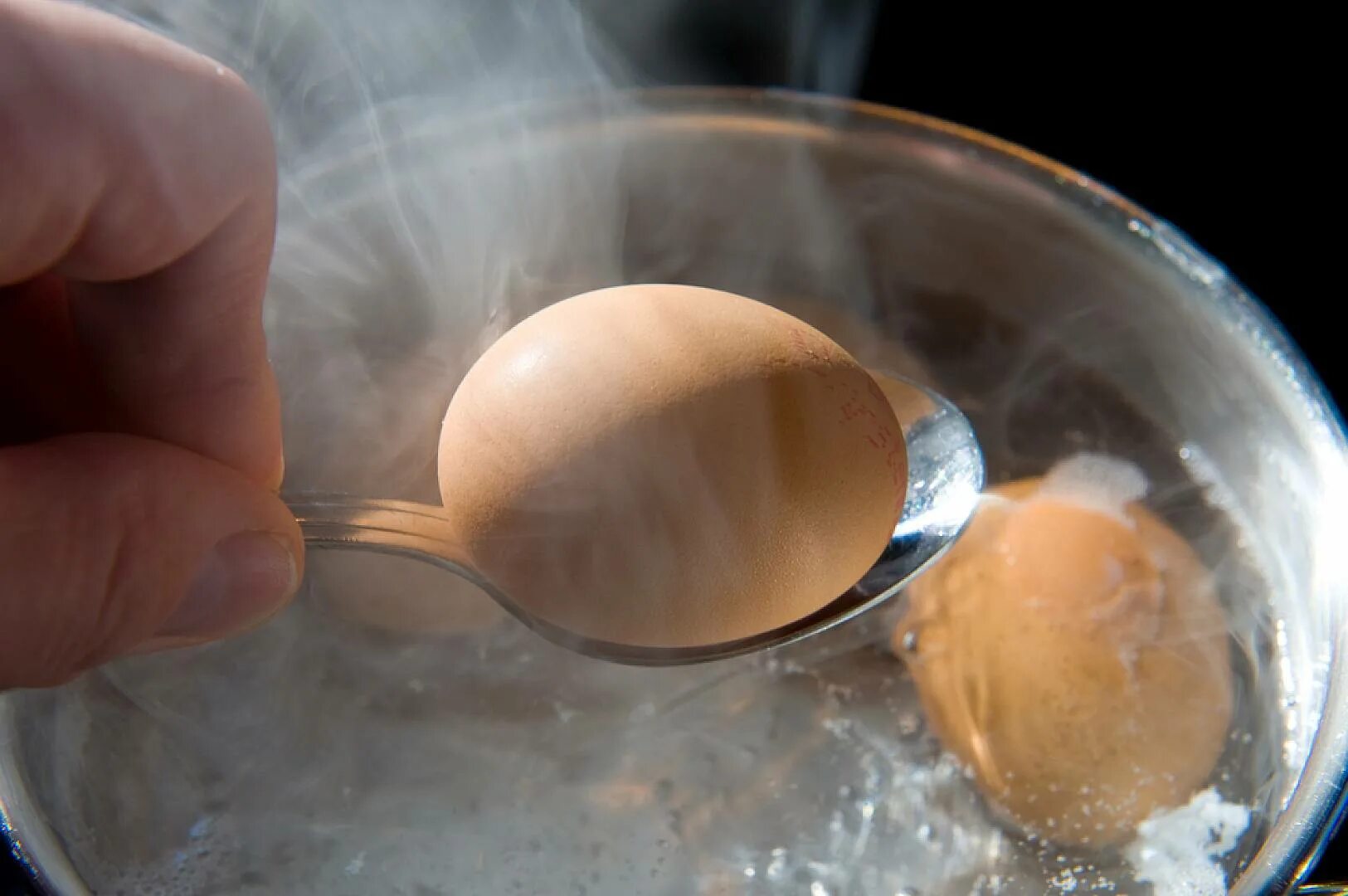 Можно ли греть яйцом. Ложка для яиц. Для варки яиц. Яйца в кипящей воде.