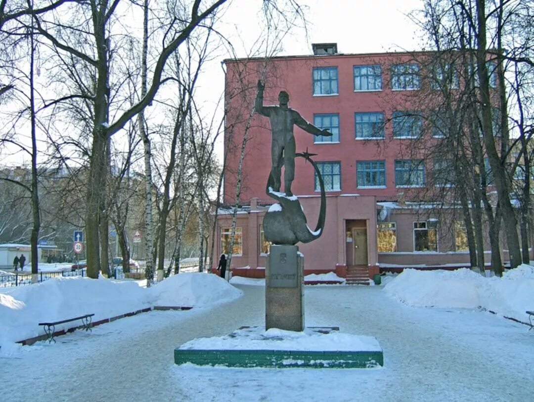 Гагарин ю а люберцы. Гагарин в люберецком ремесленном училище. люберецкое ремесленное училище № 10. памятник гагарину люберцы. памятник юрию гагарину в люберцах.