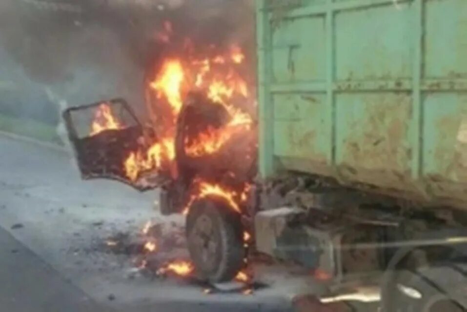 Горит грузовик. Пожар на КАМАЗЕ 1993. Сгоревшая грузовая машина КАМАЗ.