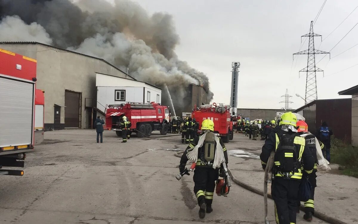 Москва сгоревшая пожаром. Пожар в ТИНАО сейчас Москве. Пожар на складе. Тушение пожара на складе. Пожар на складе в Москве.