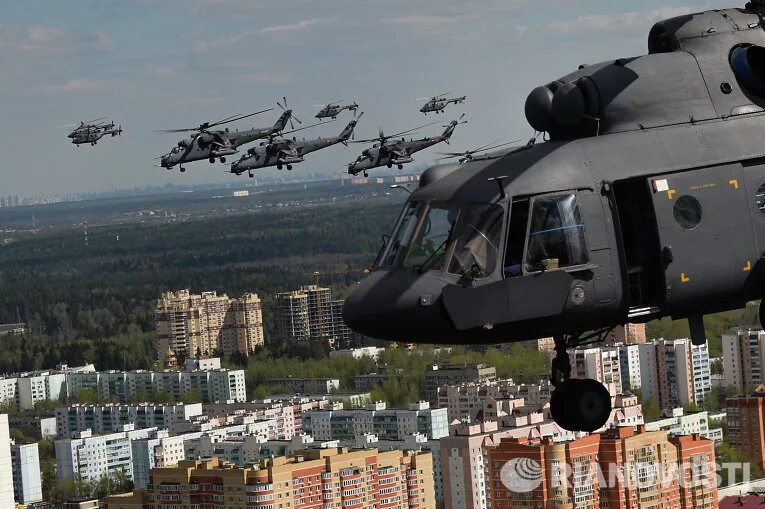 Heliport реутов. В москве летают вертолеты. Летающие вертолетики. Москва с вертолета. В москве летают вертолеты.