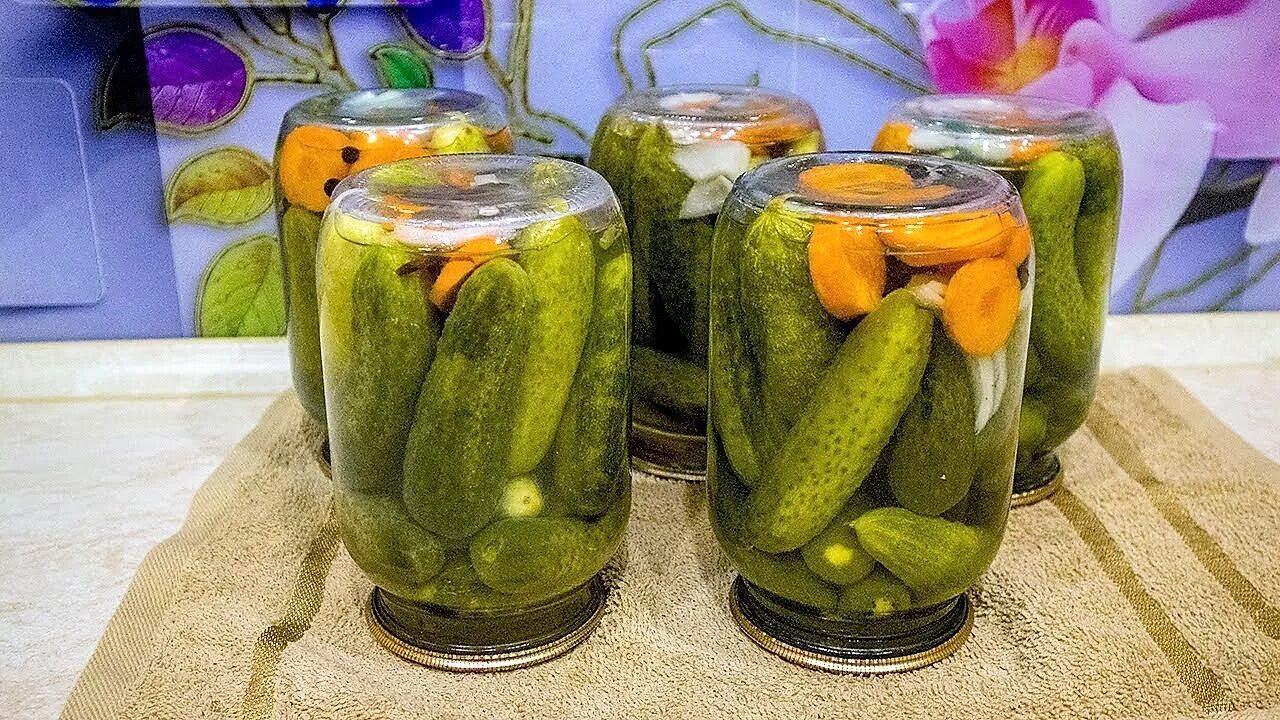 Огурцы по болгарски с луком и морковью. Огурчики в банке. Огурчики по болгарски без стерилизации. Огурчики по болгарски без стерилизации. Огурчики по болгарски на зиму в литровых банках.