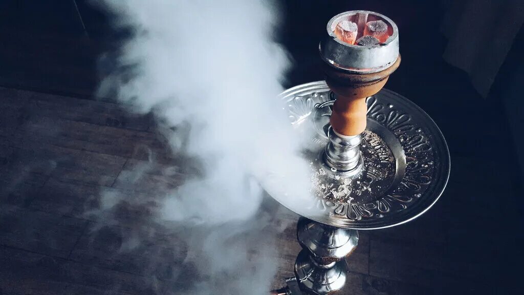 Дымный кальян. Место курение кальян. Курит кальян. Место курение кальян. Курение кальяна.