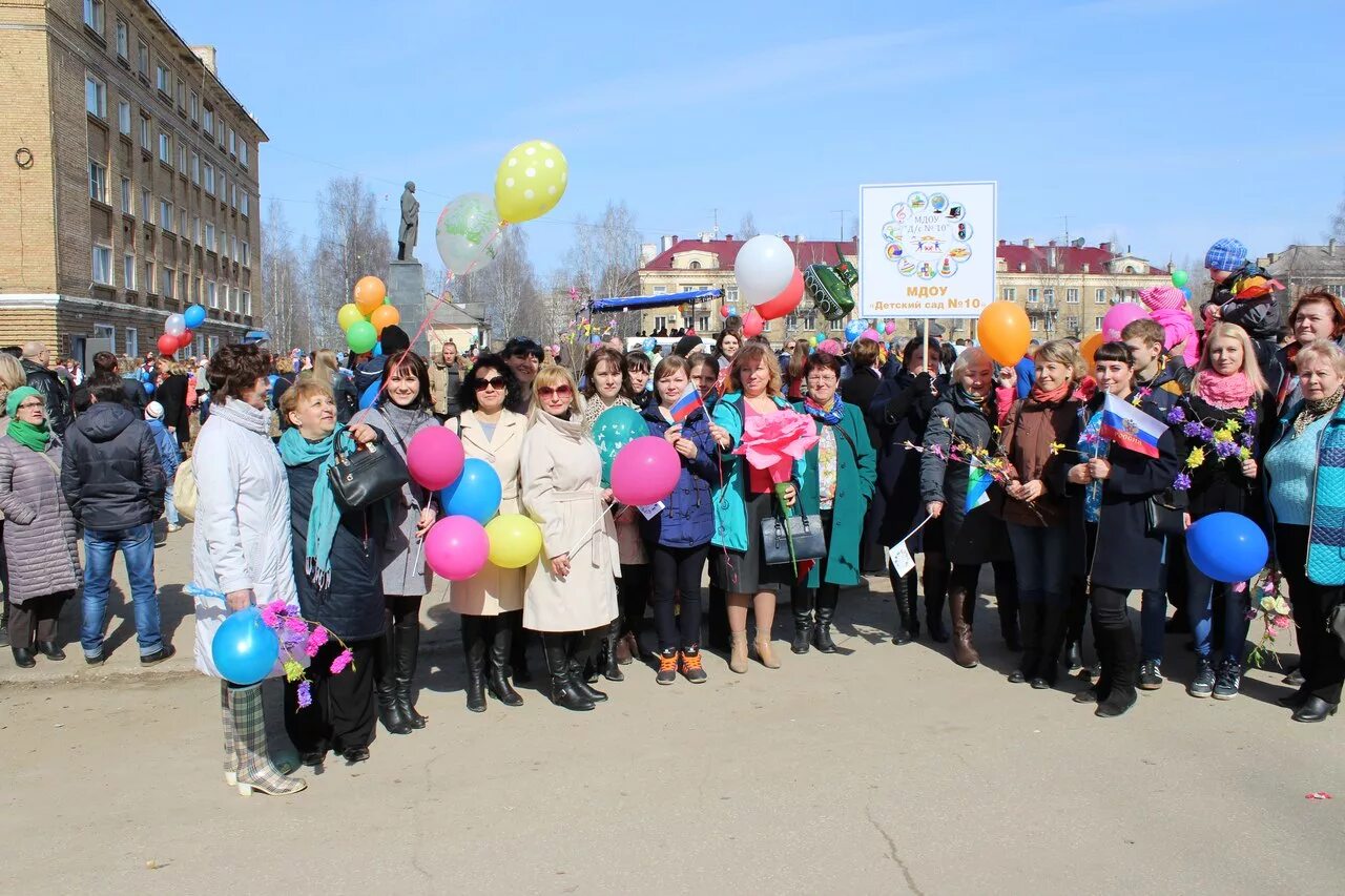 1 мая 76. Демонстрация 1 мая. Демонстрация в детском саду. Демонстрация в детском саду к 1 мая. Демонстрация 1 мая в садике.