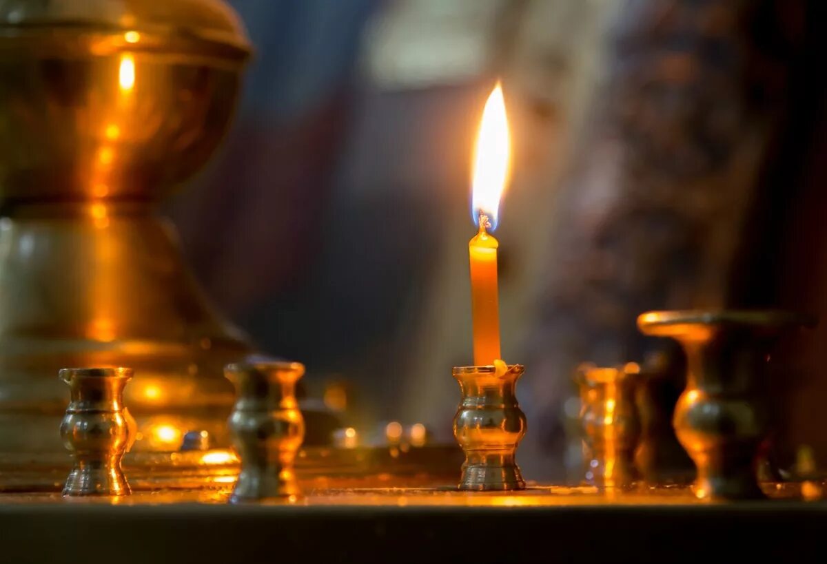 В церкви горят свечи. Свечи в храме. Свеча православная. Горящая свеча в храме. Церковные свечи в храме.