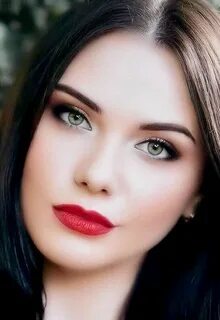 Брюнетка светлые глаза