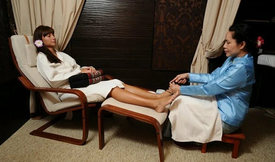 Салон чанг. Кресло для массажа ног тайский. Тайский массаж ног. Тайский салон массаж ног. Массаж ног в фильмах.