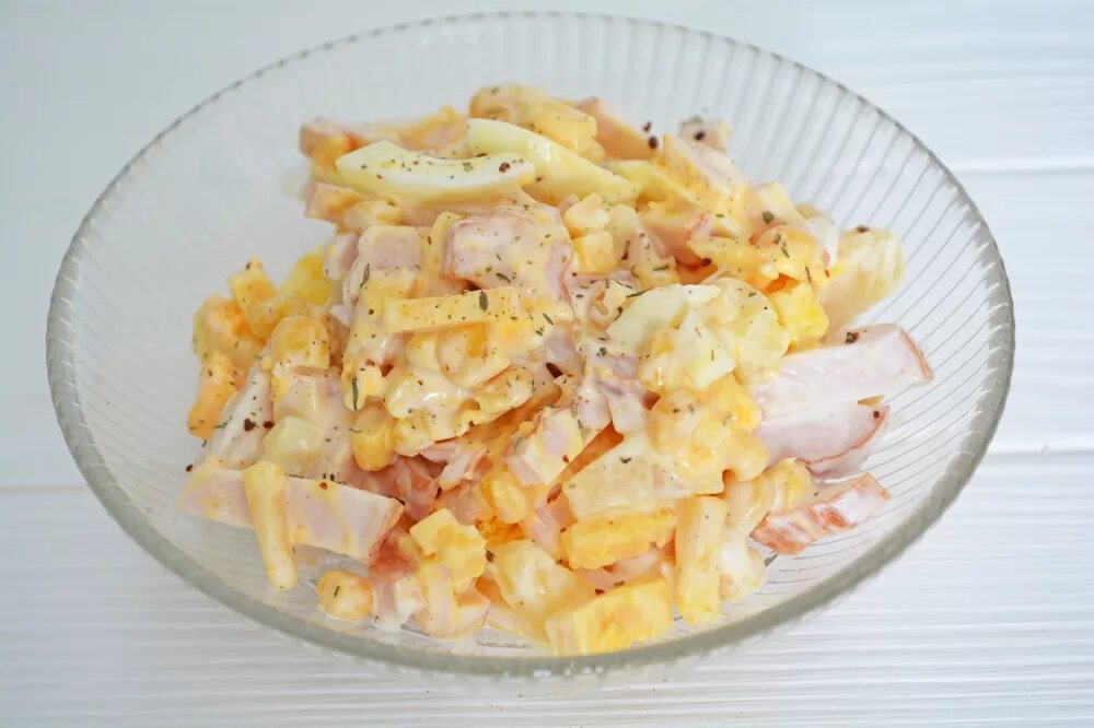 салат с копченой курицей и ананасами и кукурузой. грудка сыр кукуруза. салат с кукурузой и сыром. грудка сыр кукуруза. салат из курицы с ананасами и кукурузой.