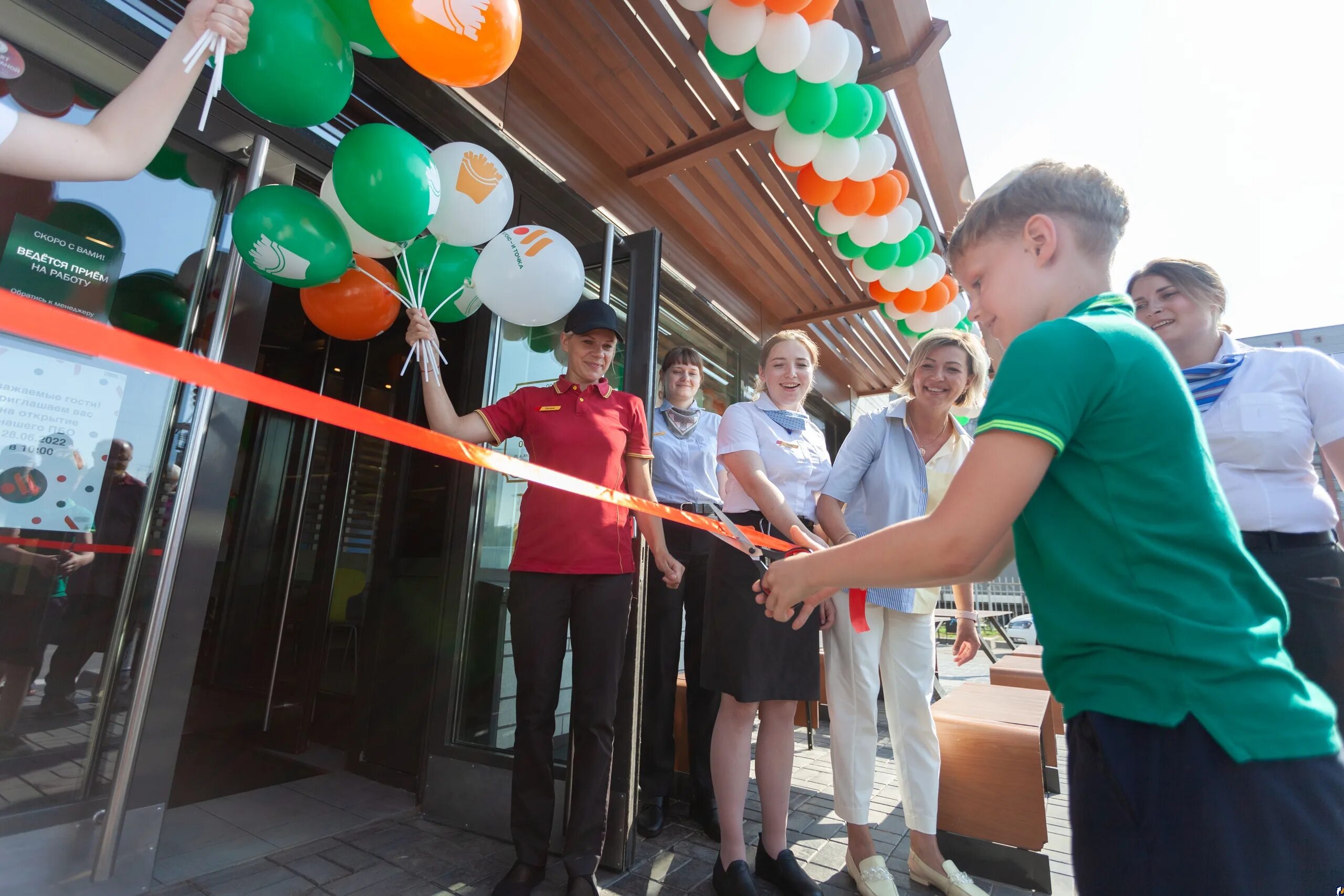 Вкусно и точка макдональдс. Вкусно и точка псков фото. Вкусно и точка великие луки. Вкусно и точка псков работа. Generation вкусно и точка псков.