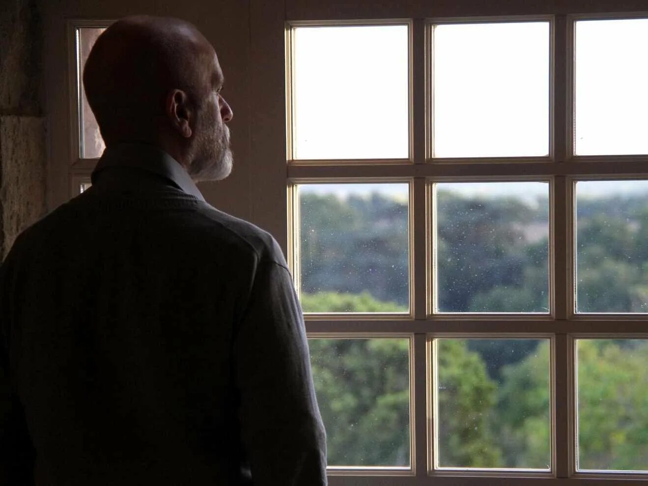 Sprawled cities. Люди в окнах домов. Looking out my window. Взгляд из окна. У окна.