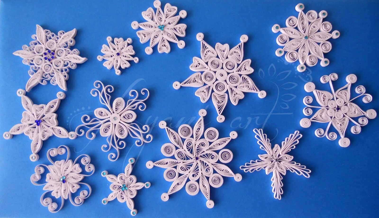 квиллинг снежинки. оригинальная снежинка поделка. объемные снежинки квиллинг. творческая работа снежинка. снежинки.
