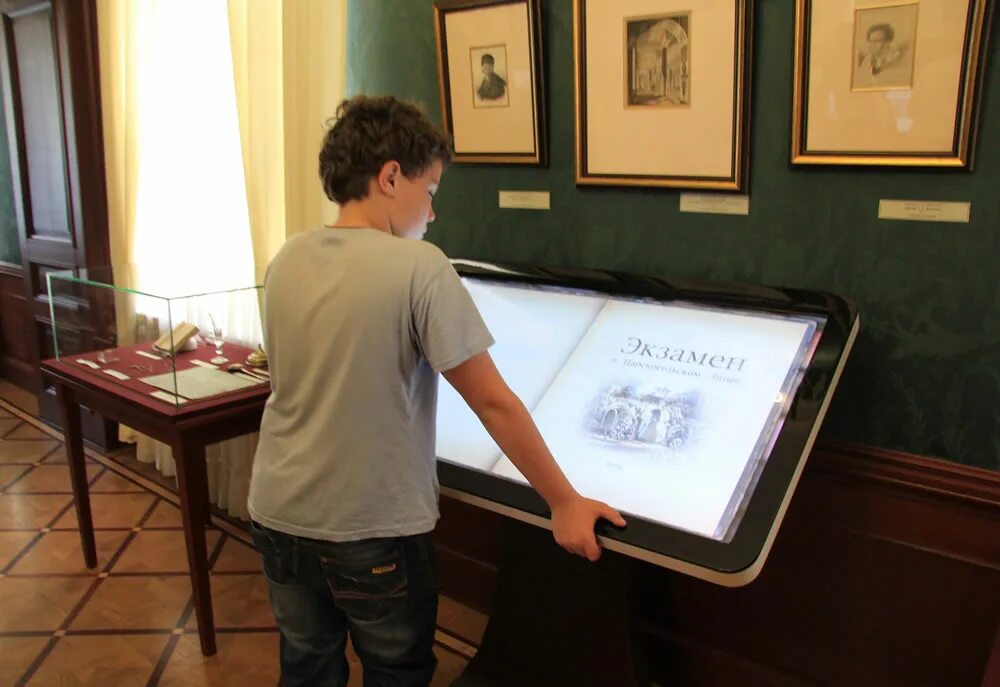 мультимедийная книга. интерактивная мультимедийная книга. напольная интерактивная книга. мультимедийная интерактивная настольная книга. интерактивный стол в библиотеке.