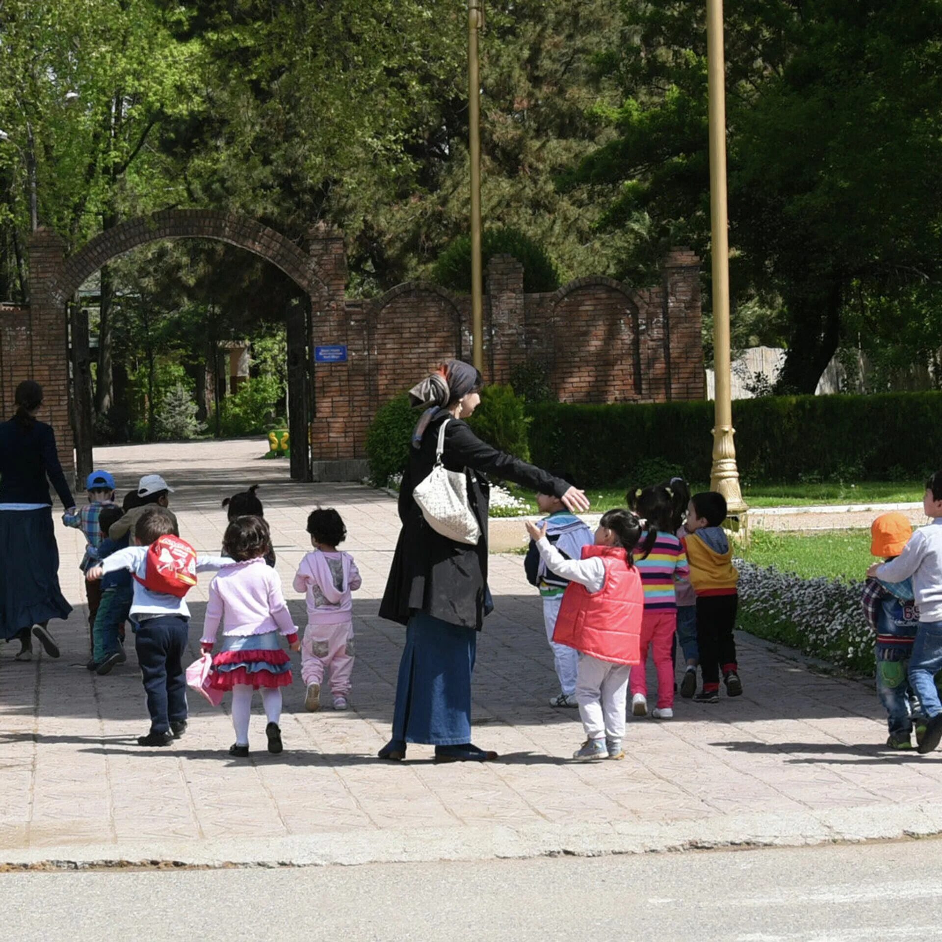 Погода в душанбе на месяц март. Ботанический сад Академии наук Таджикистана. Садик в Таджикистане. Праздник сада в Таджикистане. Март Таджикистан.