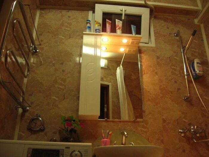 Окно между ванной и кухней. Окно между ванной и туалетом. Окно в ванную в хрущевке. Окно в ванную комнату в хрущевке. Из ванны кухню можно