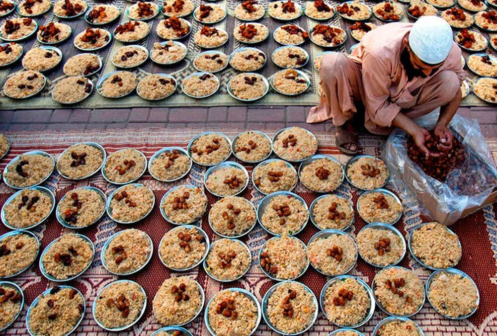 Можно ли во время рамадана курить сигареты. Ramadan ифтар. Месяц Рамазан ифтар. Медина ифтар. Ифтар на Рамадан блюда.