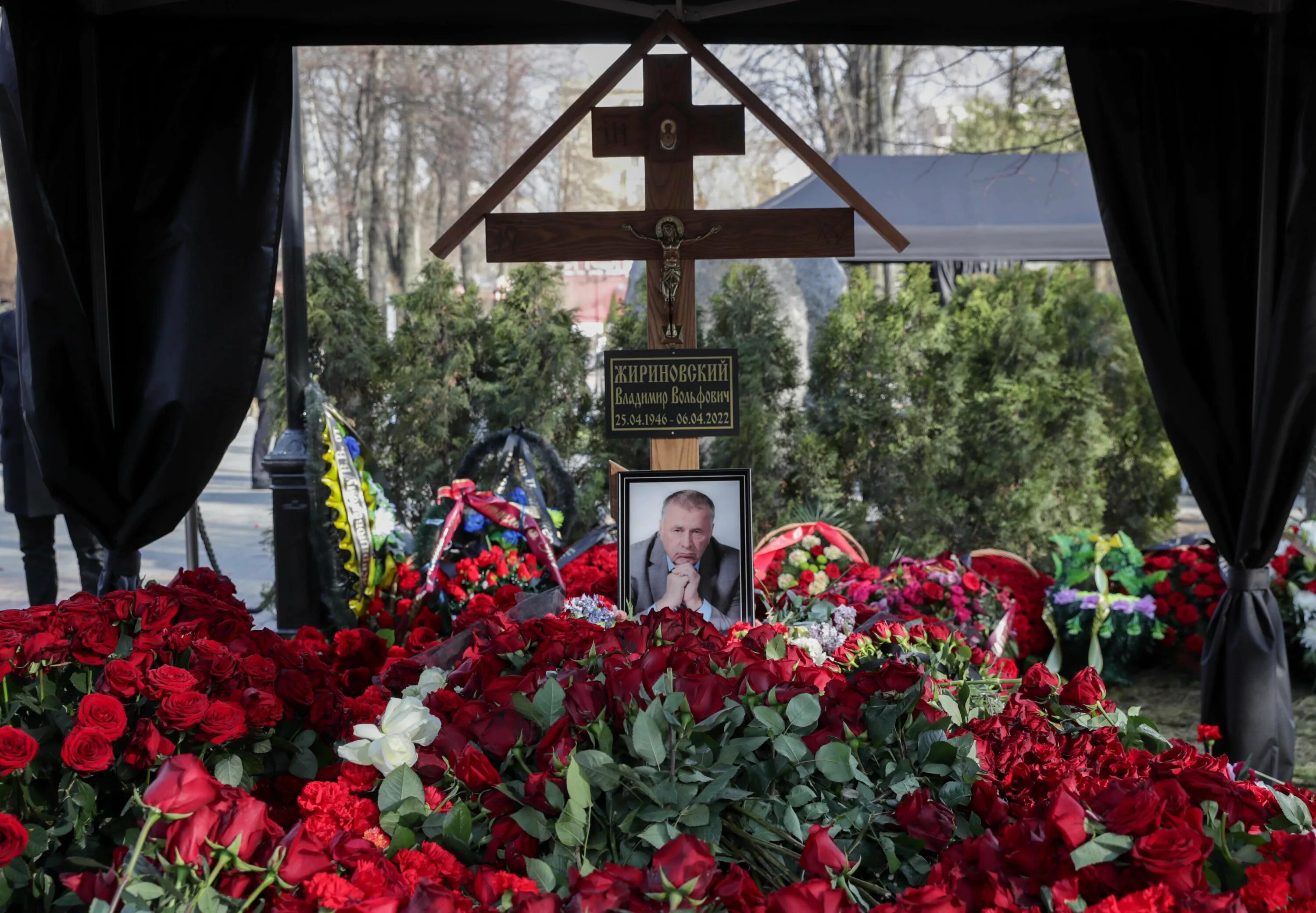 Где похоронить в москве человека. Могила Жириновского на Новодевичьем кладбище. Могила Жириновского на Новодевичьем кладбище фото.