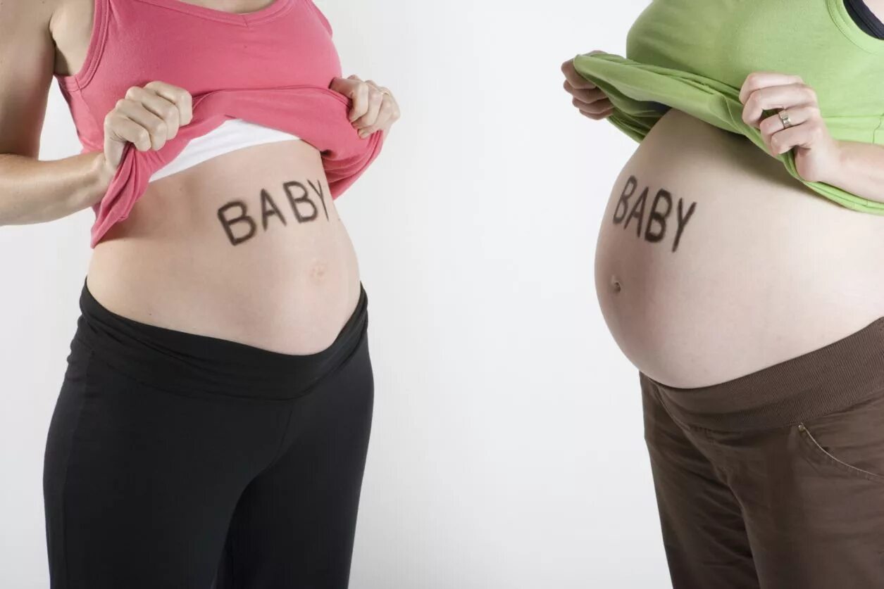 Вторая беременность мальчиком. Форма живота при беременности мальчиком и девочкой. Беременность мальчиком живот. Беременность форму живота девочка или мальчика. Форма живота у беременных девочкой.