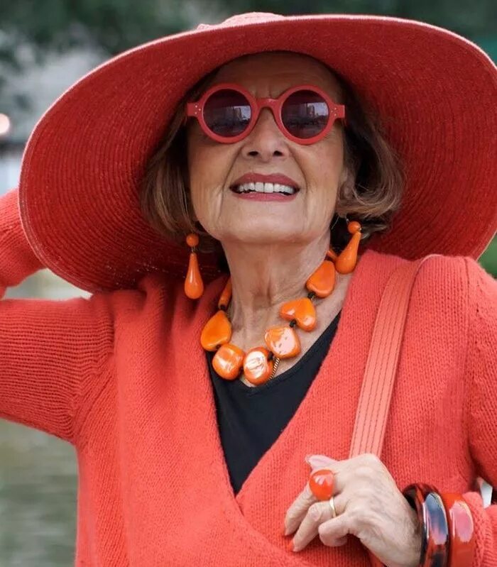 Женщины 50 60 лет видео. Элегантная пожилая женщина. Элегантная дама в возрасте. Модные шляпки для пожилых женщин. Красивые старые женщины.