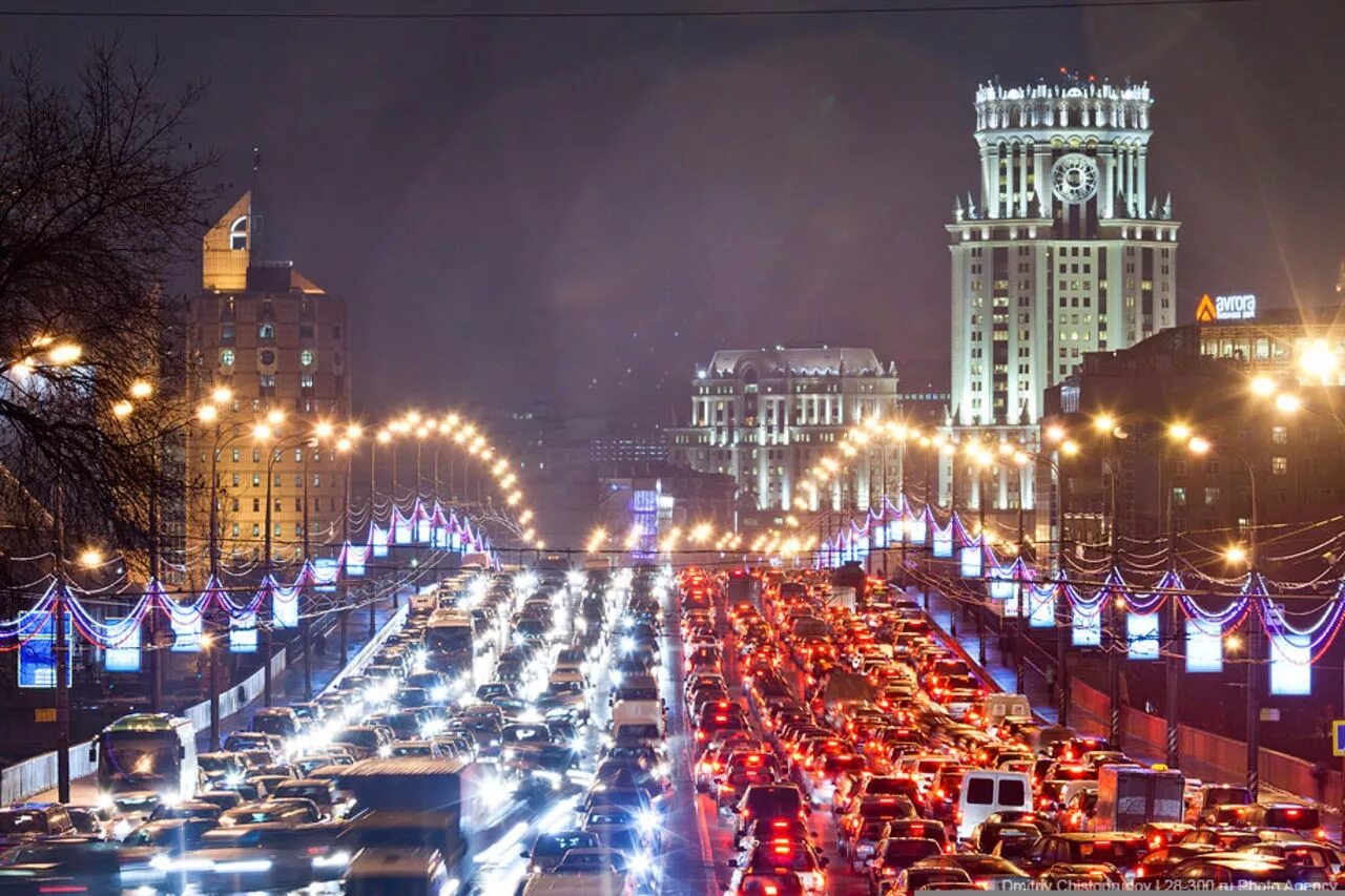 Шумный город москва. Самая широкая улица в москве. Московский трафик. Дороги в центре москвы. Пробки в москве фото.