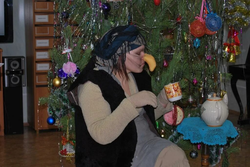 баба яга на утреннике. баба яга сценка. баба яга на празднике нового года. баба яга в садике на новый год.