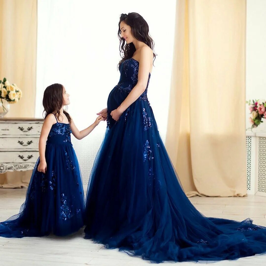 Мама в синем платье. Вечерние платья для мамы и Дочки. Вечерние платья мама и дочь. Вечерние платья на свадьбу мама и дочка. Одинаковые платья.