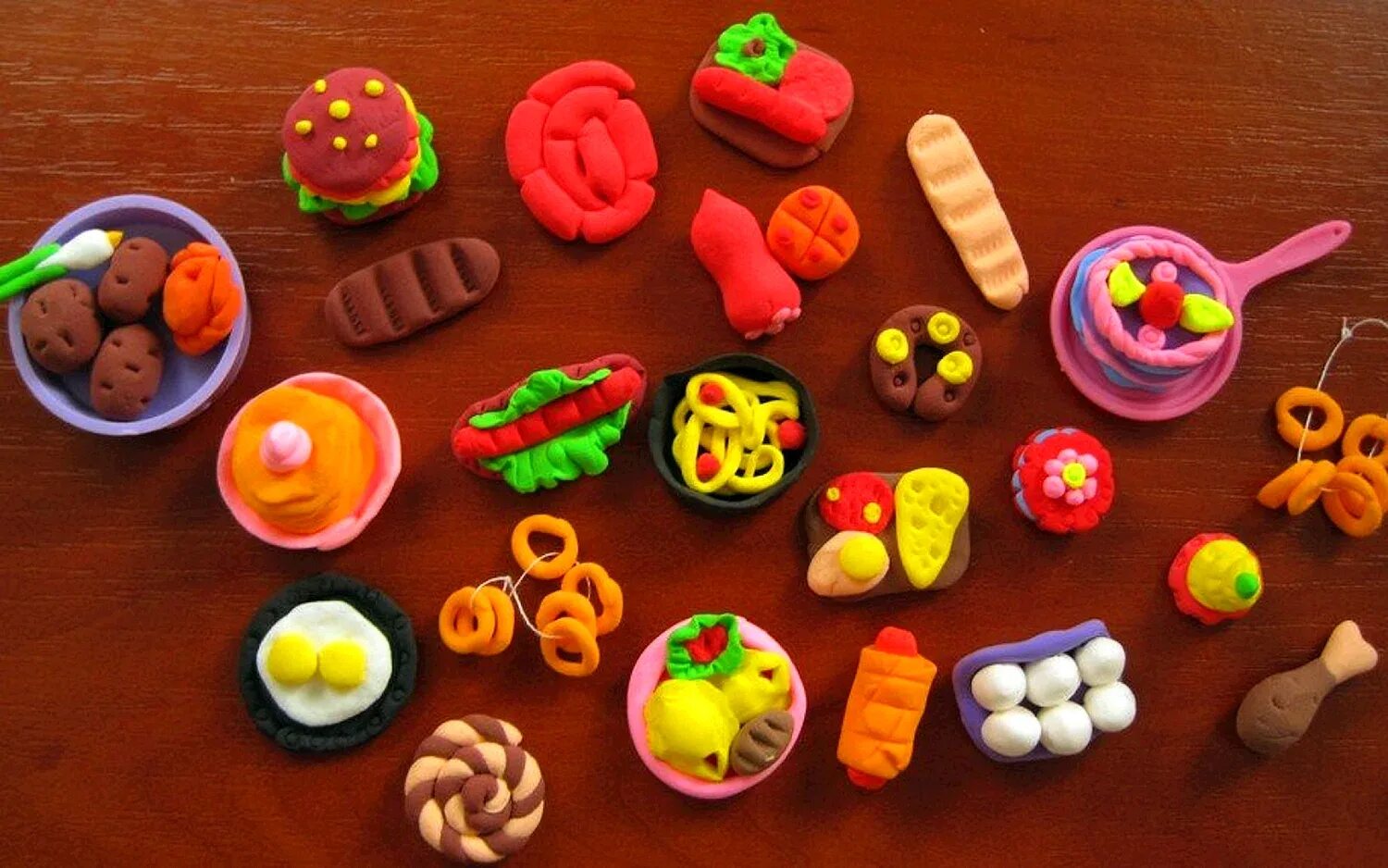Игрушка мини еда. Еда из пластилина. Игрушки из пластилина. Лепка из пластилина еда. Лепим из воздушного пластилина еду.