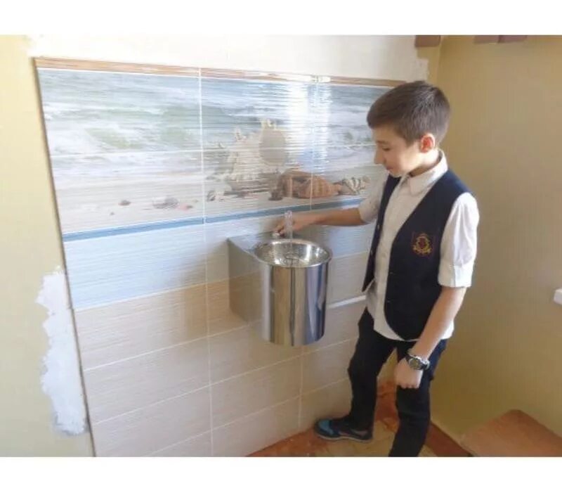 Фонтанчик в школе. Питьевой фонтанчик для школы. Фонтанчик для питья в школу. Фонтанчик с водой в школе.
