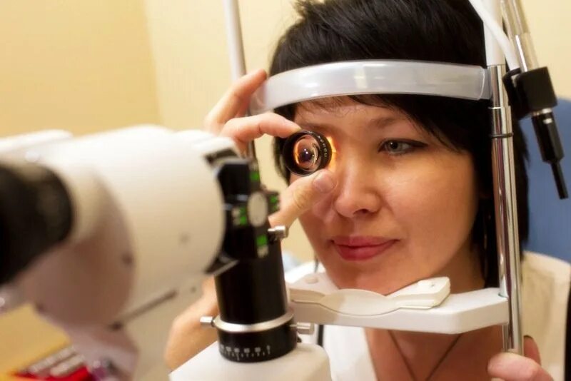 Офтальмолог б. Аппарат Форбис офтальмологический. Аппарат для осмотра глазного дна. Линза для осмотра глазного дна. Аппарат для проверки зрения.