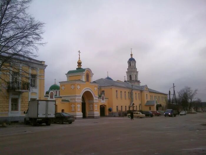 Лев толстой калужская. Храм трех святителей село льва толстого. Успенская тихонова пустынь калужская область. Успенская тихонова пустынь калуга. Льва толстого дзержинский район церковь.