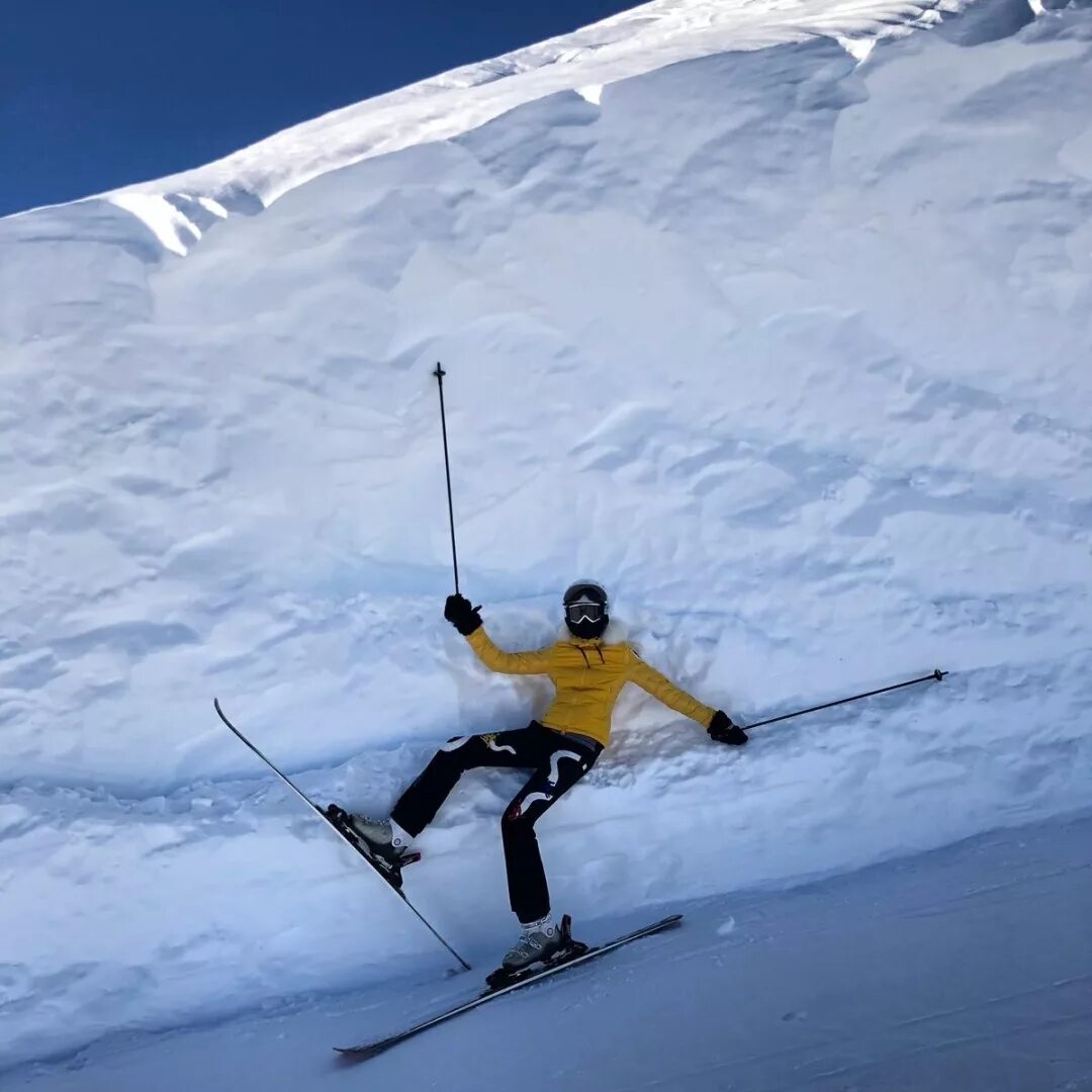 Лыжи на четверых. Skier man going away. Зимний спорт. Go skiing перевод. Go skiing перевод.