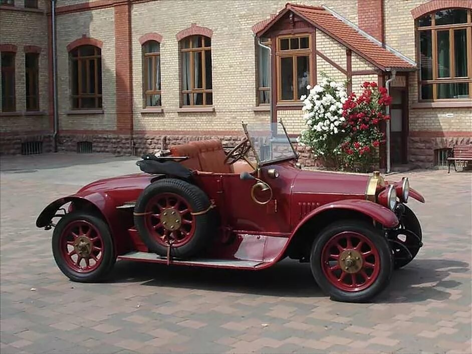 Первый автомобиль на бензине. Механический автомобиль. Старинные заводные автомобили настоящие. Автомузей Dr. Carl Benz.