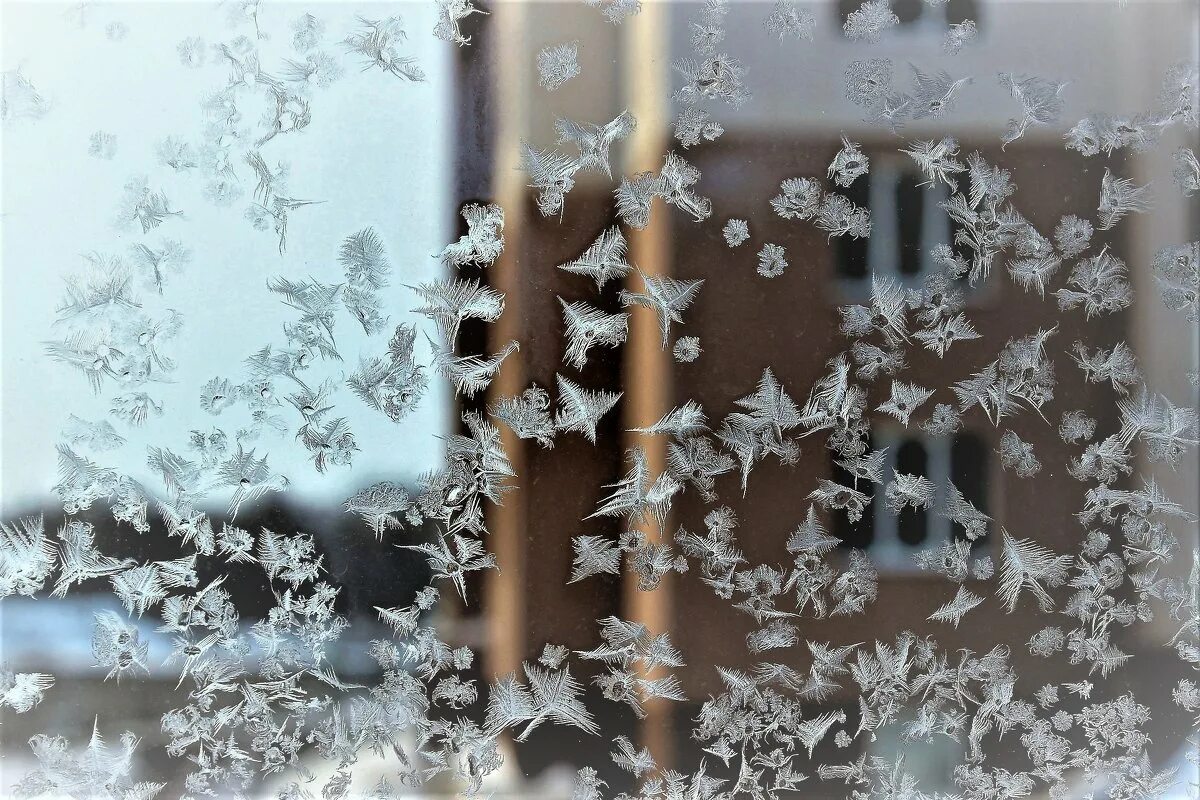зимние узоры. сквозь расписанные серебром на окне морозные звезды. морозное утро фото. мороз на стекле. бальмонт морозные узоры.